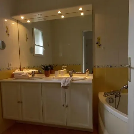 לינה וארוחת בוקר La Mesange Bleue